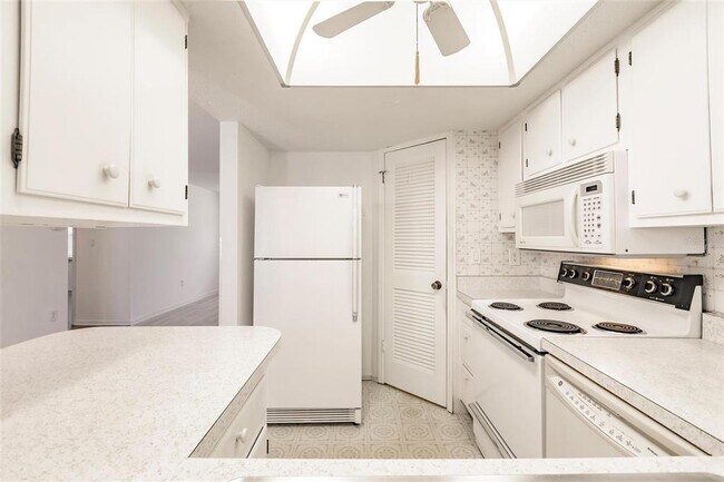 Building Photo - 4158 S Tamiami Trl