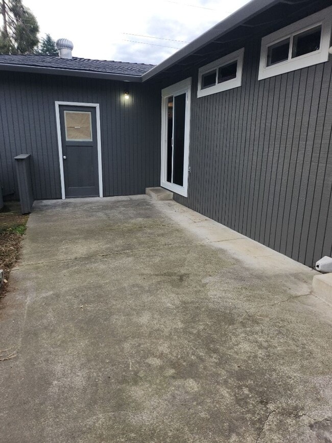 Building Photo - Modern 3 Bedroom Home with Spacious Backyard