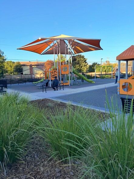 Building Photo - 463 Rosewood Ave