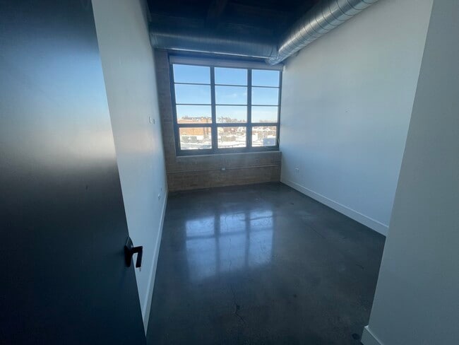Building Photo - 2061 N Southport Ave