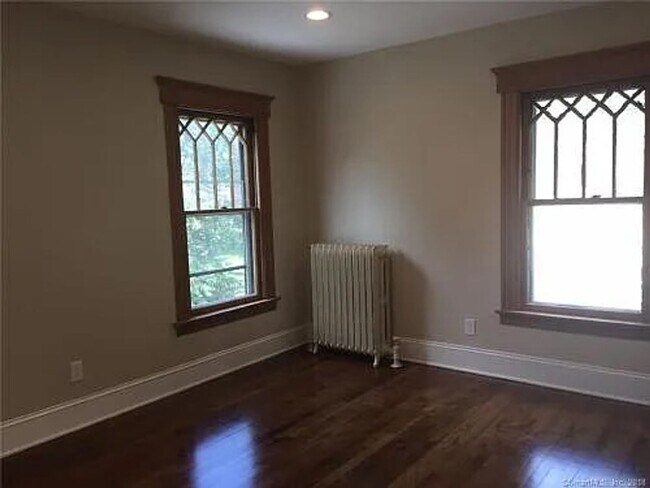 Building Photo - Queen Anne on Oxford