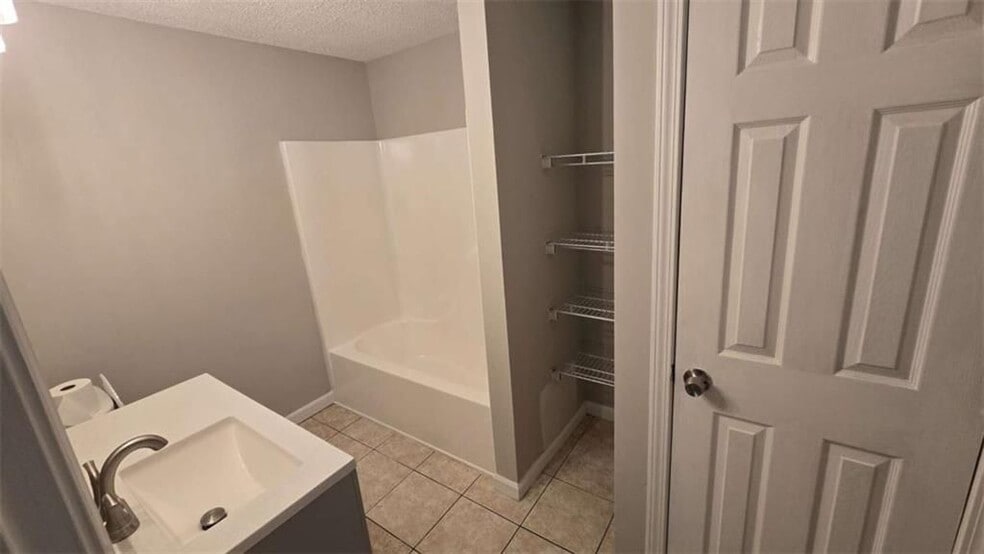 Building Photo - 3025 Mangum Dr