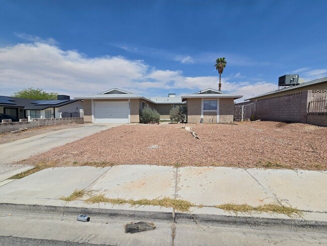 Building Photo - 3 Bedroom Home off of Hollywood– Now Offer...