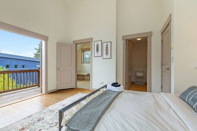 Building Photo - 316 19th Ave