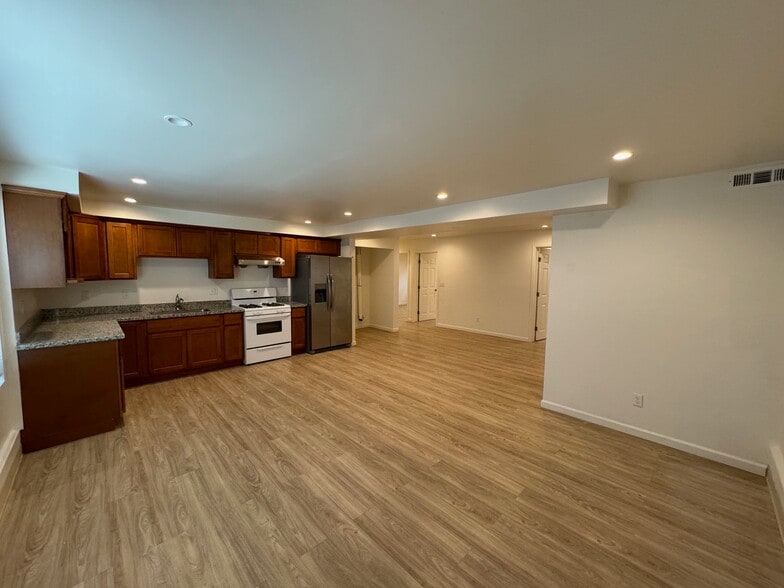 Building Photo - 1551 Santa Clara Ave