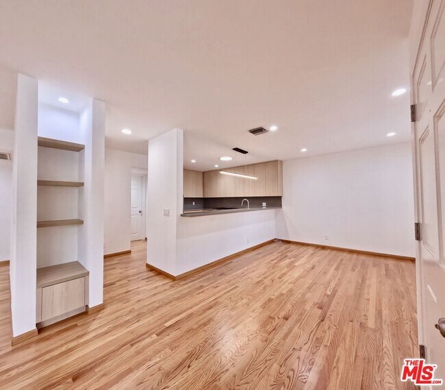 Building Photo - 805 N W Knoll Dr