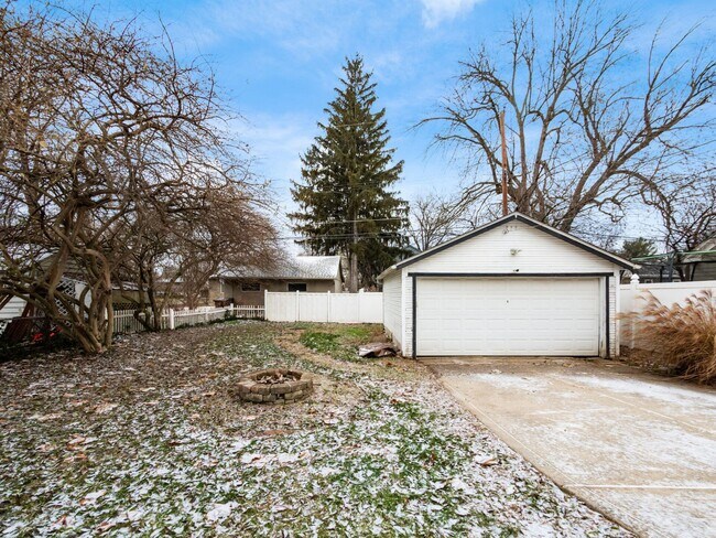 Building Photo - 495 Northview Dr