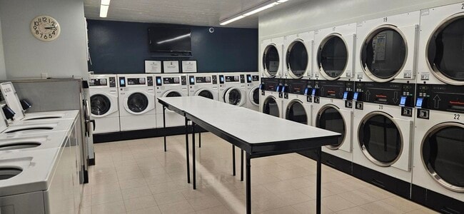 Building Photo - 555 W Cornelia Ave