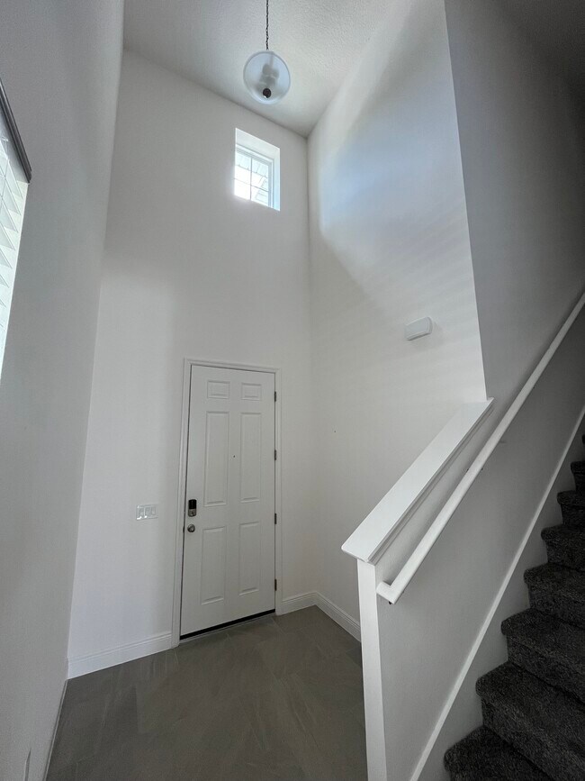 Building Photo - 1113 Blue Gdn Dr