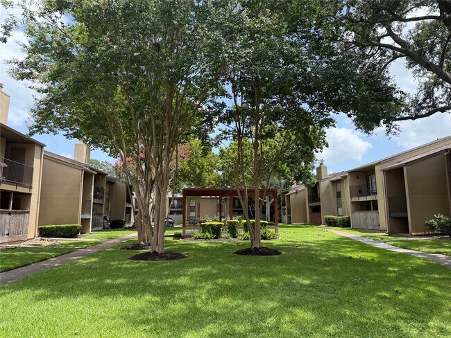 Building Photo - 3300 Pebblebrook Dr