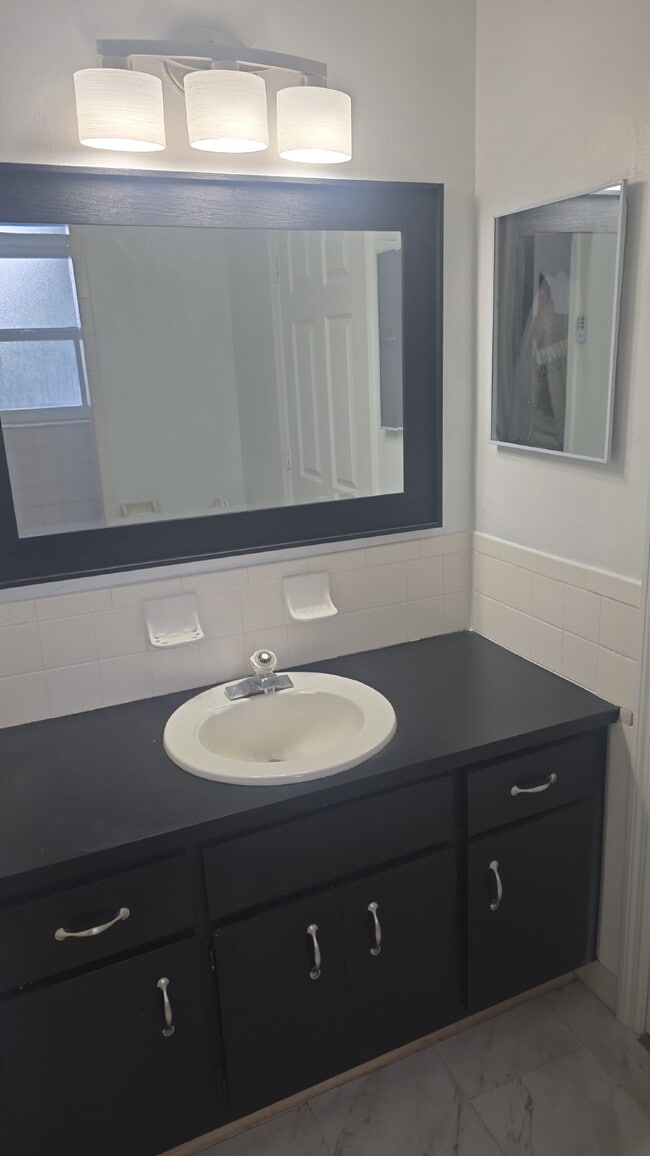 Building Photo - Beautiful remodeled Studio/efficiency in Hudson, FL
