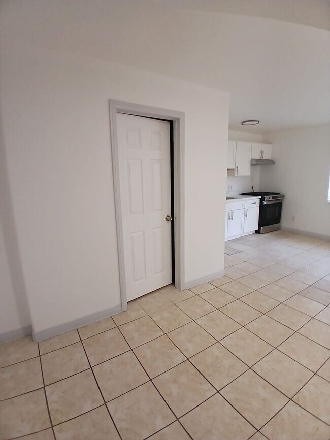 Building Photo - Beautiful Newly Renovated 1 Bedroom in Lon...