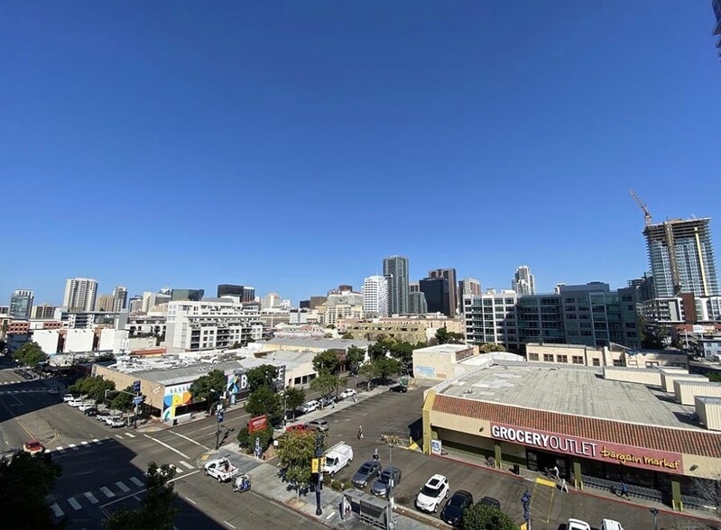 Building Photo - 527 10th Ave