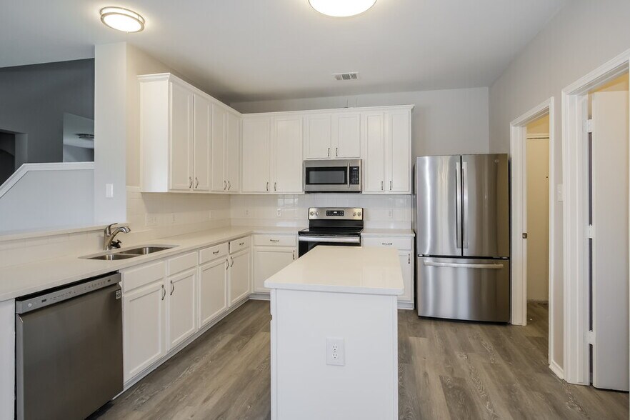 Building Photo - 121 Castle Dr