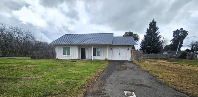 Building Photo - 2 Bedroom 1 Bath Home For Rent in Gerber!