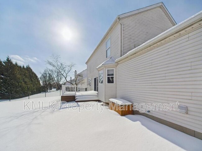 Building Photo - 411 Treeview Dr