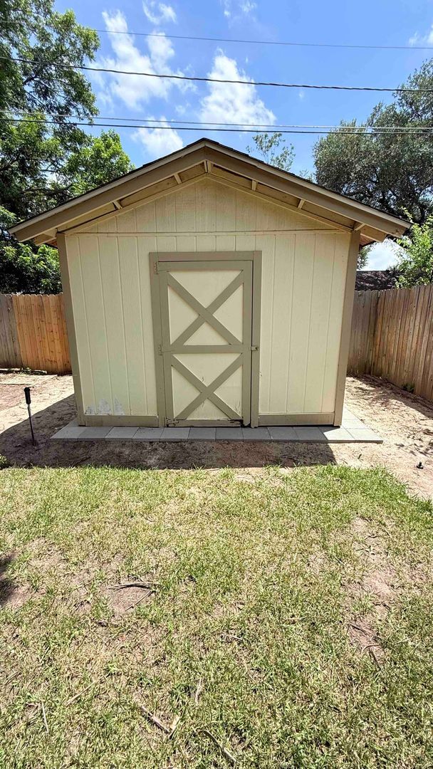 Building Photo - 3 bedroom / 2 bath / 2 car garage - Covered porch with shaded back yard
