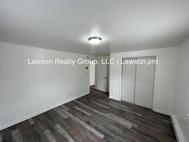 Building Photo - Suburban 743-745