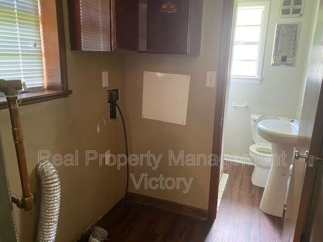 Building Photo - 201 Holly St