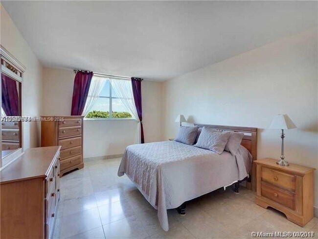 Building Photo - 210 Seaview Dr