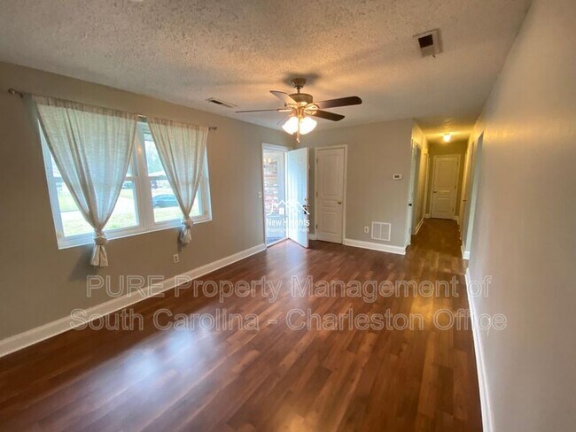 Building Photo - 371 Furman Ln