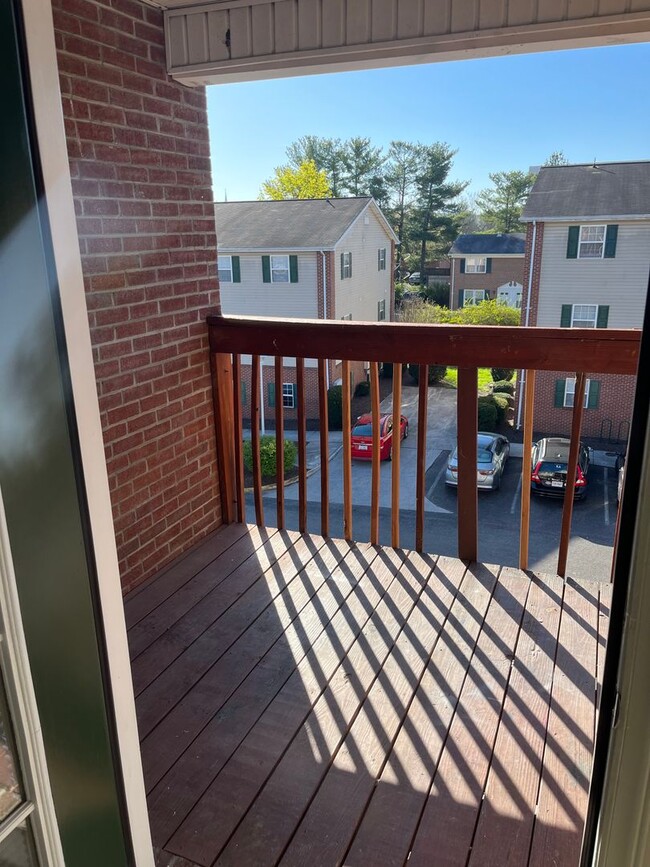 Building Photo - 4 Bedroom 2 Bathroom Top Floor