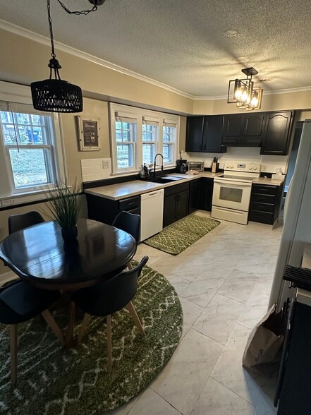 eat in kitchen, workstation sink(cutting board,strainer) and pull out faucet) - 201 Salt Springs Rd