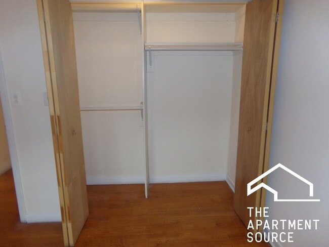 Building Photo - 6002 N Kenmore Ave