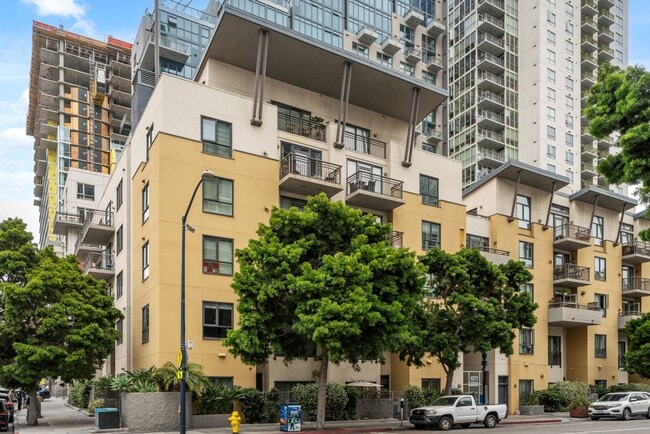 Primary Photo - Modern 2-Bedroom Condo with Premium Amenit...
