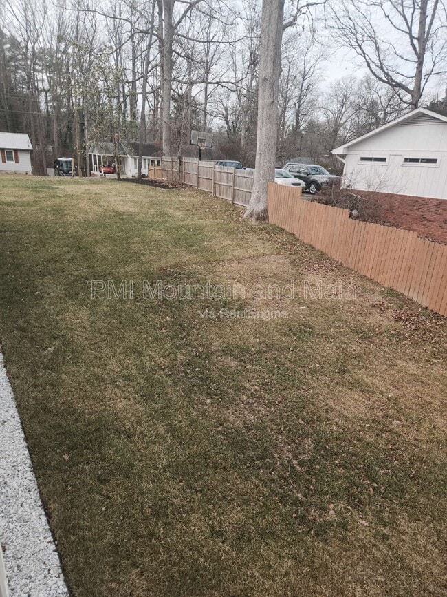 Building Photo - 808 Maybank Dr