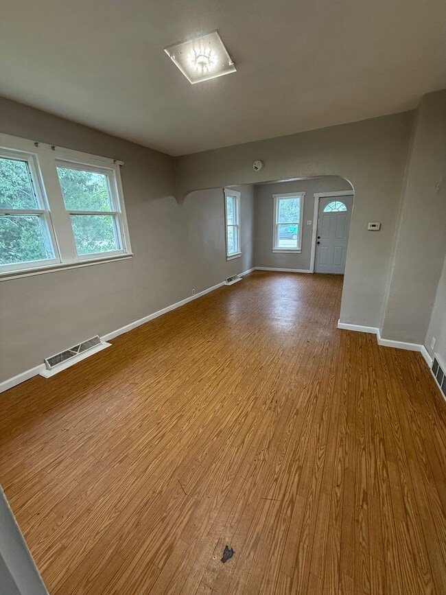 Building Photo - 811 9th Ave SE