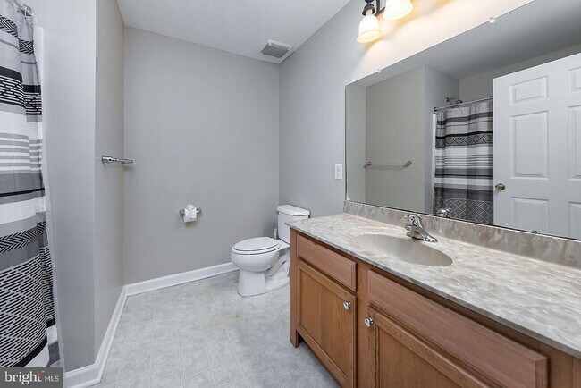 Building Photo - 1122 Tristram Cir
