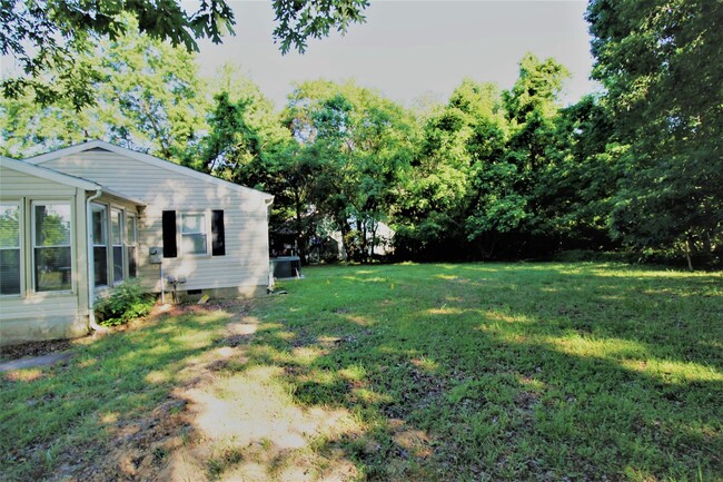 Building Photo - Adorable 2 Bedroom 1 Bath Home