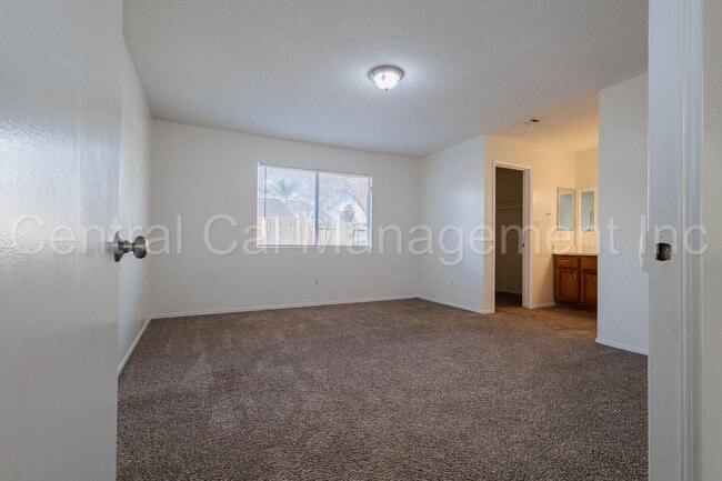 Building Photo - 3 Bedroom, 2 Bath Home - $2100 per month!