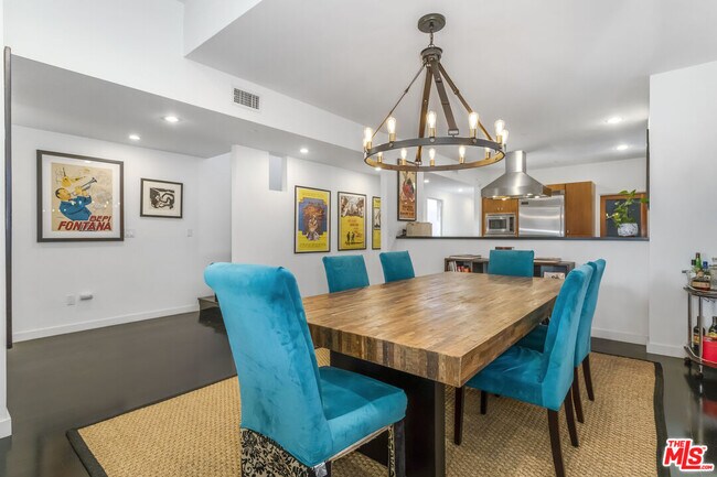 Building Photo - 900 N W Knoll Dr