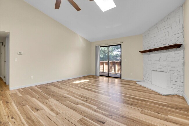 Building Photo - $1,895 - 2 Bed, 2 Bath Condo in Lakewood w...