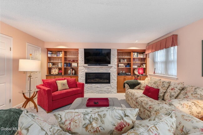 Building Photo - 158 Kaydeross Park Rd