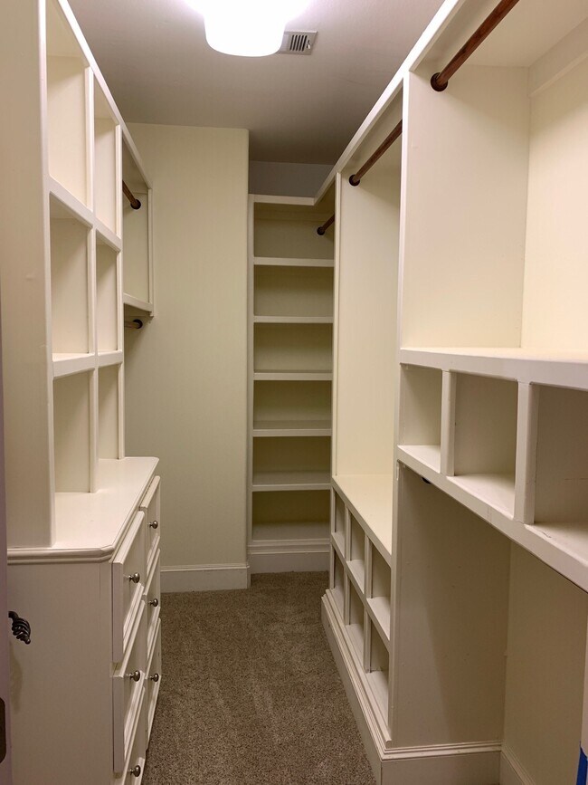 Building Photo - 2210 Bellefontaine