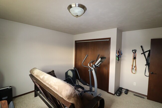 Building Photo - Large 3 Bedroom 2 Bath Townhouse style Duplex