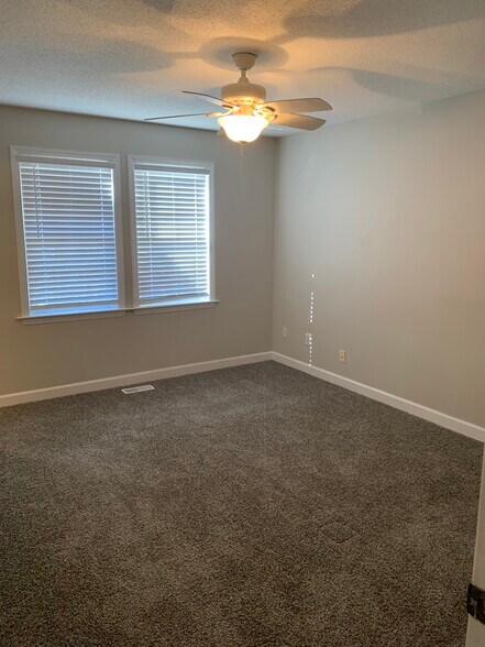 MBR w/private bath. - 5516 Bellcamp Ct