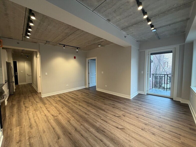 Building Photo - 952 W Carmen Ave