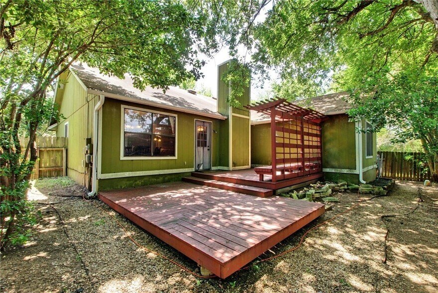 Building Photo - 9904 Briar Ridge Dr
