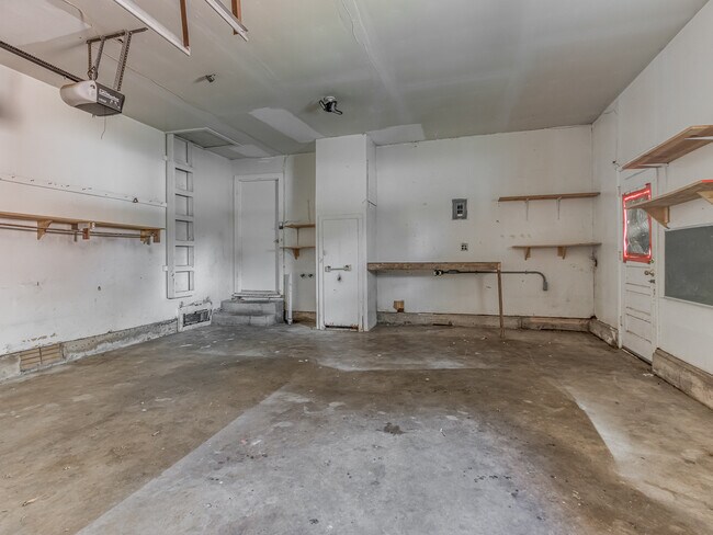 Building Photo - 2104 SW 68th St