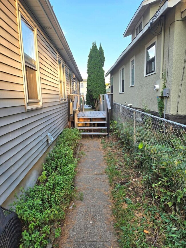 Building Photo - 3913 N Thomas Ave