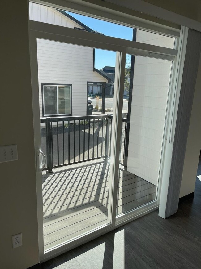 Building Photo - Modern design 3-bed, 2.5 bath duplex avail...