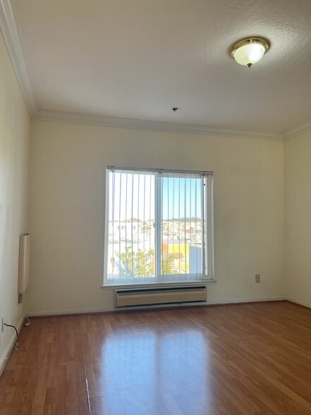 Building Photo - 548 26th Ave