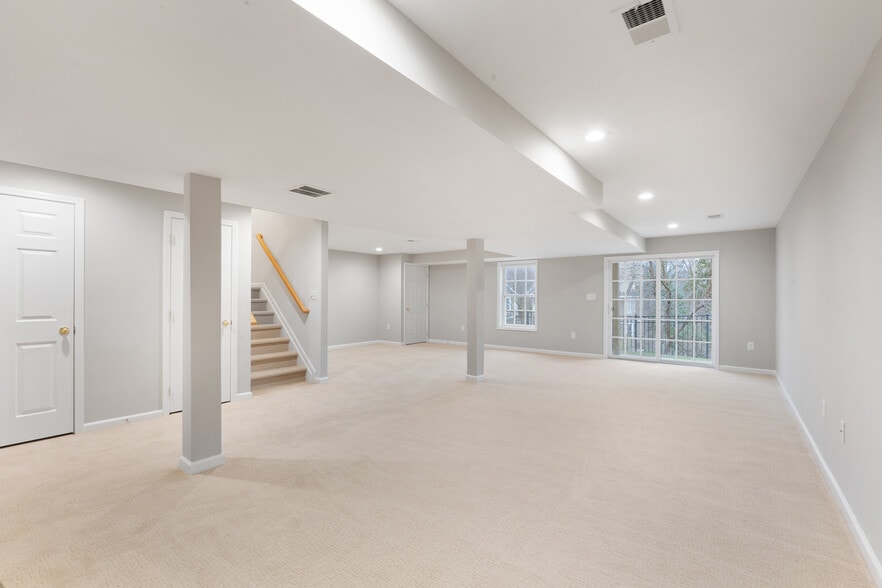 Basement - 64 Henning Ter