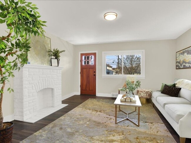 Building Photo - Coming Soon - 4 Bedroom 2 Bath - Central D...