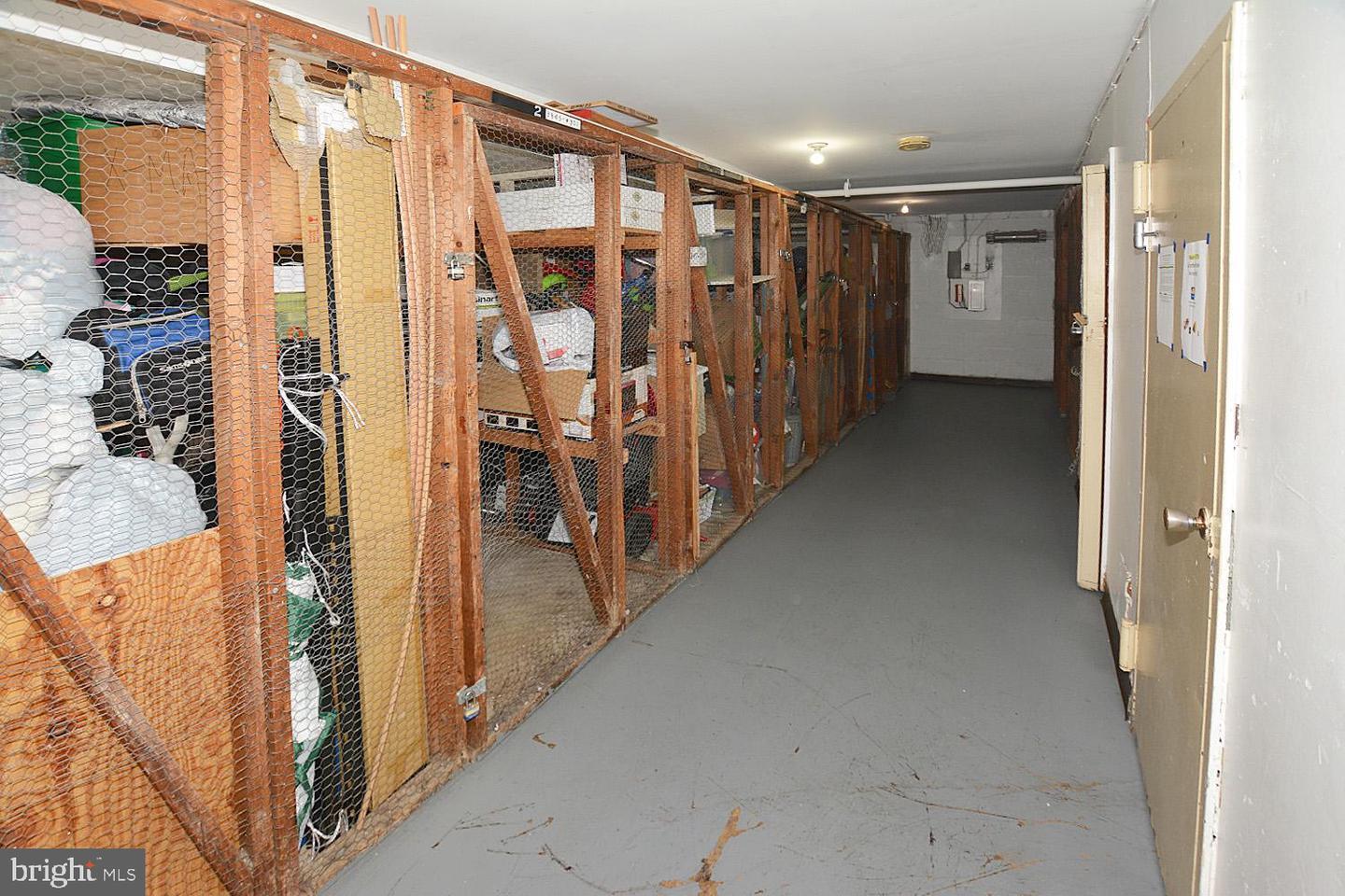 Building Photo - 3945 Lyndhurst Dr