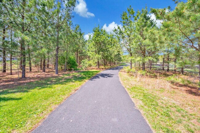 Building Photo - Spacious 3-Bedroom Rental in Sought-After ...
